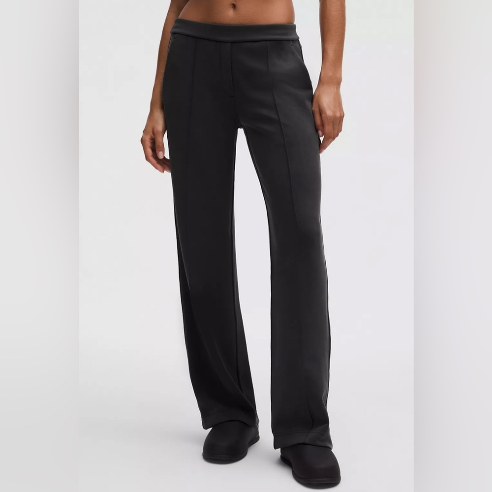 BNWT Lululemon Softstreme Pintuck Mid-Rise Pant
Regular